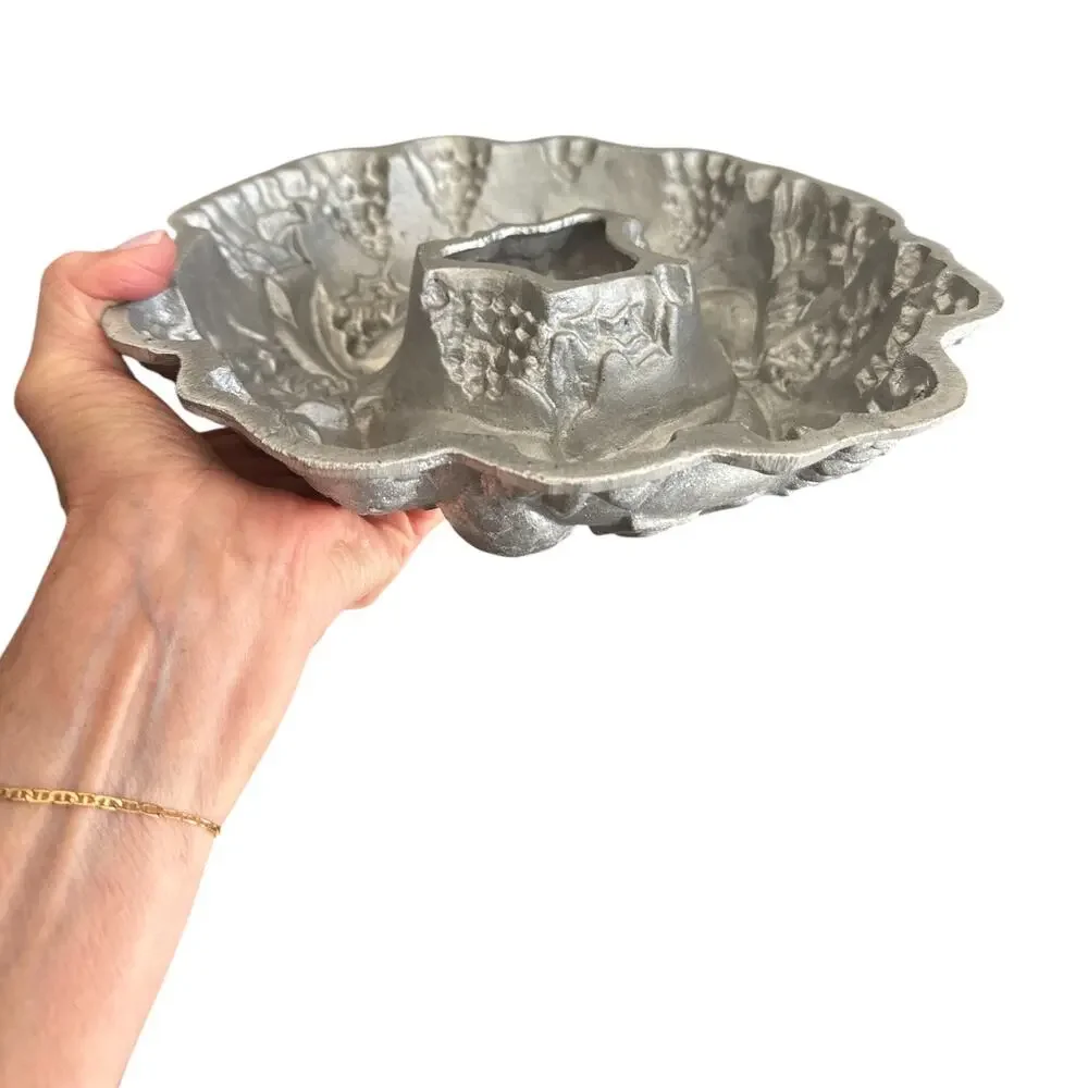 Nordic Ware Holiday Wreath Bundt Pan Cast Aluminum